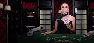 Contoh kombinasi kartu kuat dalam permainan Capsa Susun dengan full house dan straight flush